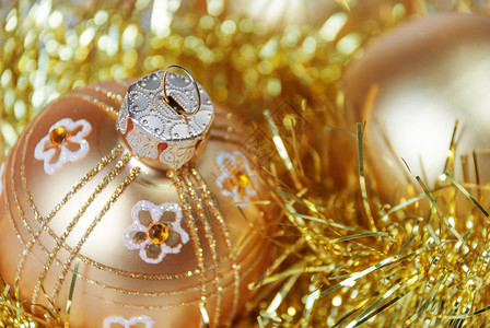 圣诞节配有球和金色罐头的圣诞制品背景图片