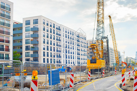 Frankfut德国市区建筑工地的挖掘机起重和建筑设备图片