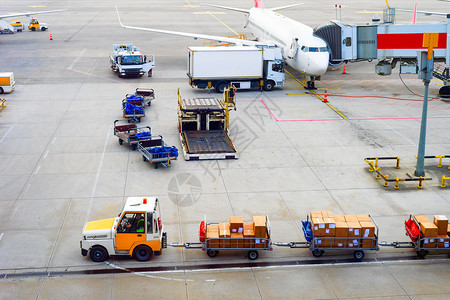 运输机场跑道的行李车图片
