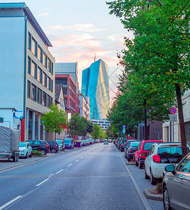 市中心有汽车停放和欧洲央行现代大楼日光夜照耀布伦福是德国的主要建筑图片