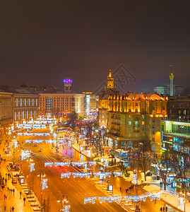 晚上的Kiev市风景与明亮的khresatyk街在市中心空观光乌拉茵图片