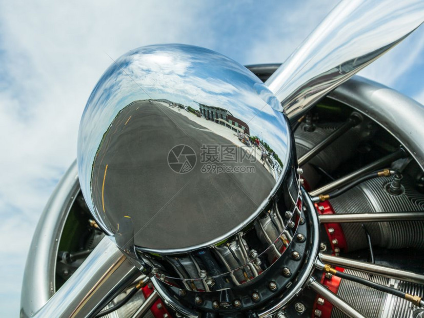 飞机发动机近距离反射在螺旋桨鼻子上的跑道图片