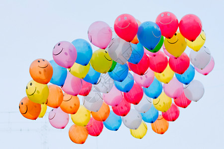 一群充满活力的彩色气球在天空中微笑的面孔蓬马哈拉施特图片
