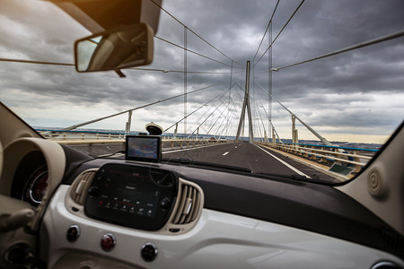 从车窗对面的河塞纳法国兰迪大桥视图高清图片