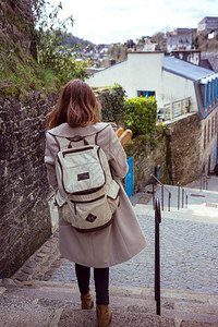 城里街对面有包的法国女孩图片