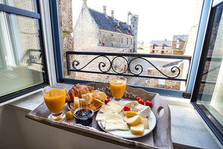 美味的法国早餐和城堡的风景图片