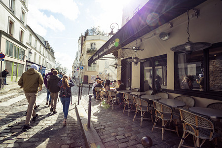 2018年3月9日法国巴黎走人和蒙特马街咖啡厅的景象图片
