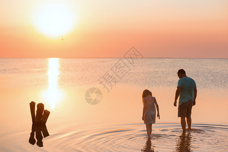 父亲和女儿平静的走在海边图片