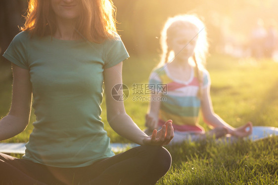 母亲和女儿在公园做瑜伽图片