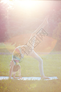 健康的生活方式小女孩在公园做瑜伽健康和概念图片