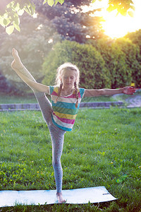 小女孩在公园做瑜伽图片