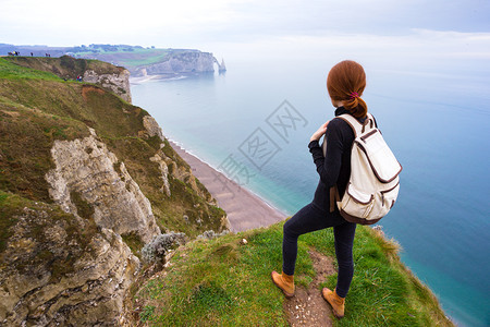 美丽的风景女孩站在岩石边缘古典图片