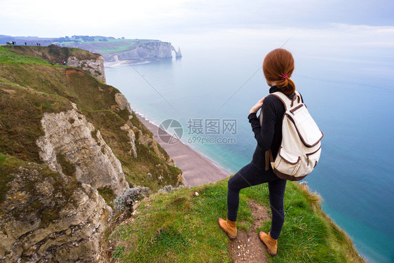 美丽的风景女孩站在岩石边缘古典图片