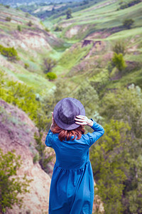穿着帽子的暑期女孩在传统的乌克兰风景背下散步图片