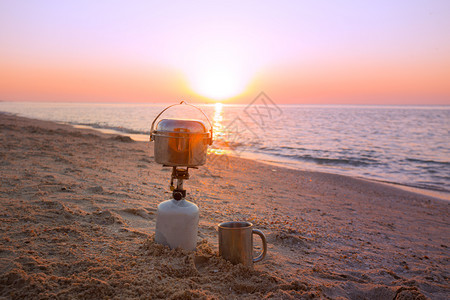 快乐之旅观看海燃烧器保龄球清晨在海滩的杯子Azovukraine海的乌克兰风景图片