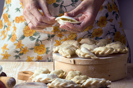 乌拉尼传统面包制品由女手制作小孔生锈风格反光照片图片