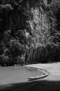 喀拉邦比泰兰的Kohlant附近的KohTalbeng岩石岛海滩上的KohTalbeng小艇图片
