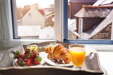 美味的法国早餐在一个托盘上看城堡的风景图片