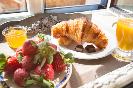 美味的法国早餐托盘图片