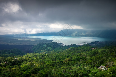 巴利因多尼西亚贡巴图火山和湖图片