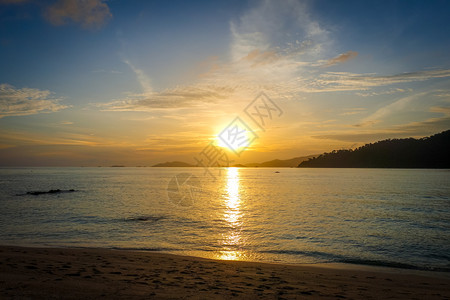 东极塔伊兰州科克嘴唇日落时热带海滩背景