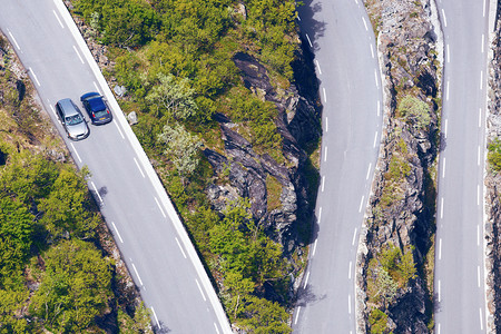 在诺维吉亚山上游荡的公路诺维吉亚山脉图片