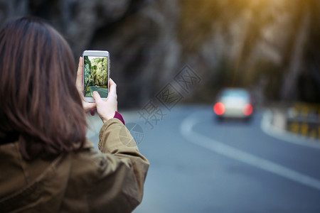 罗马尼亚州市奇莱比卡苏卢伊市的智能手机上拍摄一个女孩的照片图片