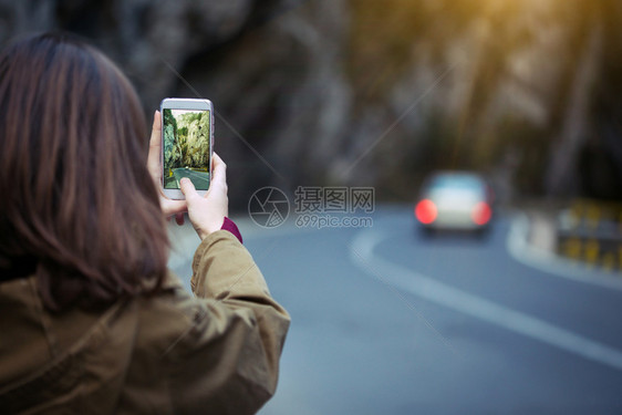 罗马尼亚州市奇莱比卡苏卢伊市的智能手机上拍摄一个女孩的照片图片