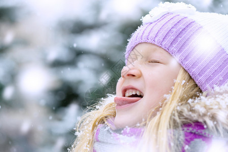 小女孩用舌头舔雪花图片