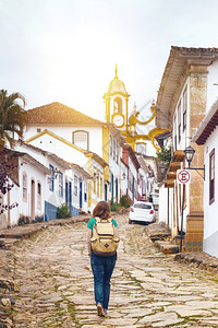 旅游女客在著名历史城镇Tiradentsmiagerizl的街道上行走图片