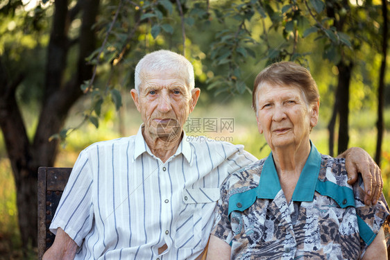 微笑着的祖父母在花园里微笑着的老年男人和女的肖像快乐老年图片