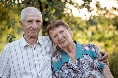 微笑着的祖父母在花园里微笑着的老年男人和女的肖像快乐老年图片