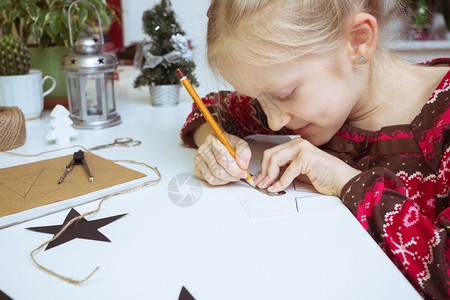 圣诞装饰小女孩用笔画制造礼物图片