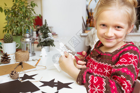 圣诞装饰小女孩用笔画制造礼物图片