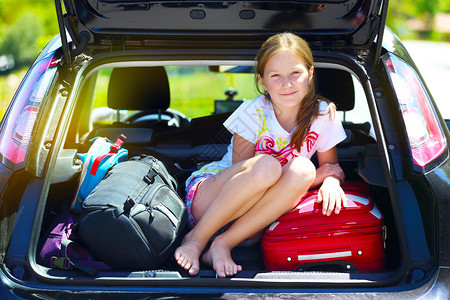女孩在汽车后备箱里图片