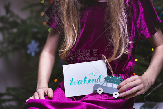 圣诞装饰小女孩用笔画制造礼物图片