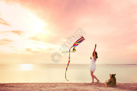 女孩在海边放风筝图片