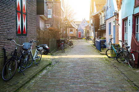 在渔村的美丽街道上在内地的Volendam图片