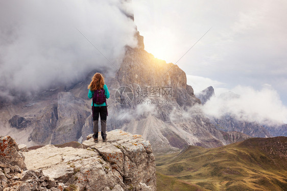 女孩站在岩石边缘图片