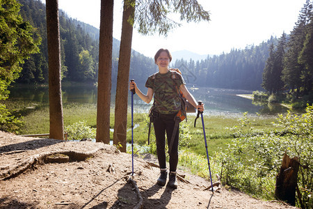 在一个山湖的旅游女孩与喀尔巴阡病乌拉茵图片