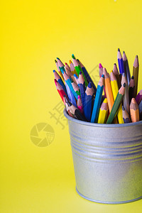 用桶子装的彩色铅笔图片