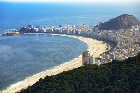 从巴西糖面包上方的海边空中观察图片