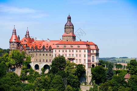 美丽的城堡Zameksiaz在一个山丘上靠近在波兰的Walbrzych镇Walbrzych附近图片