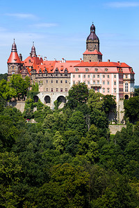 美丽的城堡Zameksiaz在一个山丘上靠近在波兰的Walbrzych镇Walbrzych附近图片