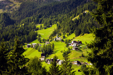 美丽的山地风景坡上一个意大利小村庄的景象图片