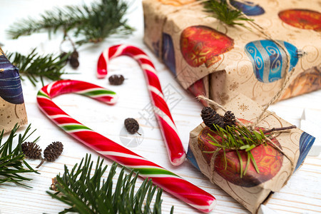圣诞节背景礼物和糖果罐木头背景图片