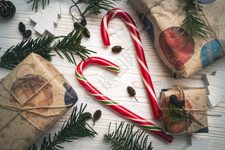 圣诞节背景礼物和糖果罐木头背景图片