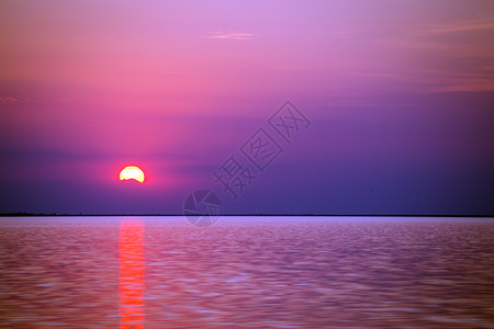 在海边快乐的周末乌拉尼风景和美丽日落在阿佐夫乌拉尼的海面图片