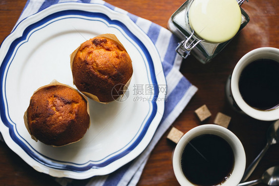 用英语写成的桌子上咖啡和蛋糕杯图片