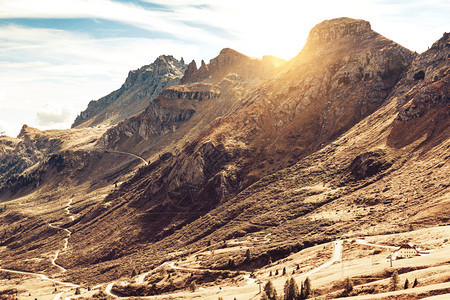 美丽的山地风景环绕着横渡的浮山图片